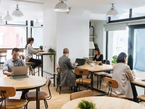 Scopri di più sull'articolo How Coworking Companies Like The Wing And Industrious Are Intersecting With Retail